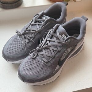 Nike Vomero Men's Running Shoes in Gray and White